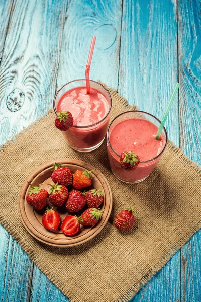 eski ahşap zemin üzerine taze çilek ile sağlıklı çilekli yoğurt