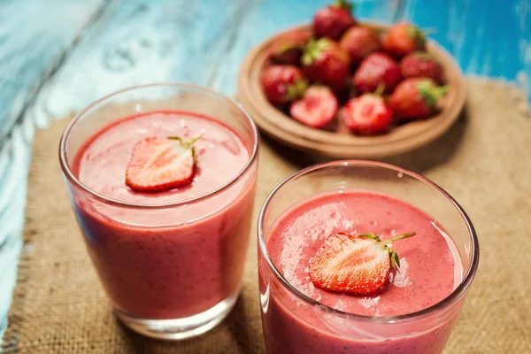 eski ahşap zemin üzerine taze çilek ile sağlıklı çilekli yoğurt