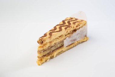 Koyu çikolata vegan kek şeker ve beyaz zemin üzerine fındık