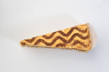 Koyu çikolata vegan kek şeker ve beyaz zemin üzerine fındık