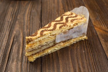 Koyu çikolata vegan kek şekerler ve ahşap zemin üzerine fındık