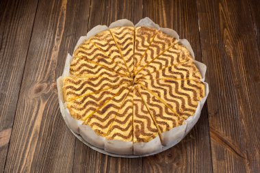 Koyu çikolata vegan kek şekerler ve ahşap zemin üzerine fındık