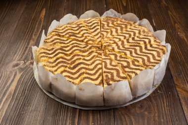 Koyu çikolata vegan kek şekerler ve ahşap zemin üzerine fındık