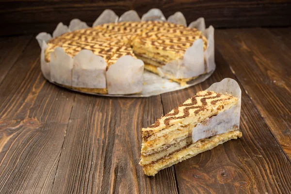 Koyu çikolata vegan kek şekerler ve ahşap zemin üzerine fındık