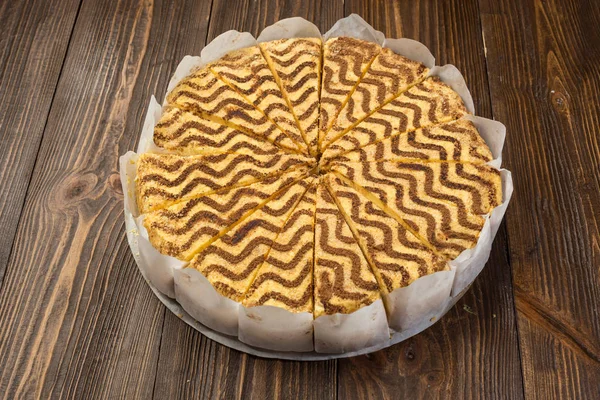 Koyu çikolata vegan kek şekerler ve ahşap zemin üzerine fındık