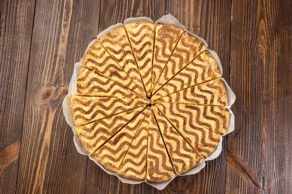 Koyu çikolata vegan kek şekerler ve ahşap zemin üzerine fındık