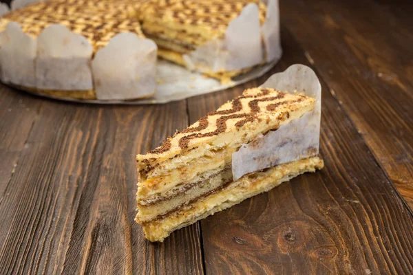 Koyu çikolata vegan kek şekerler ve ahşap zemin üzerine fındık