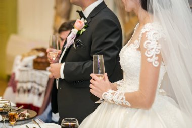 Gelin ve damat ellerinde şampanya kadehleriyle