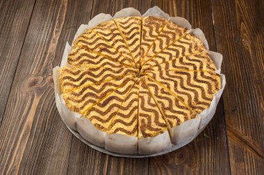 Koyu çikolata vegan kek şekerler ve ahşap zemin üzerine fındık