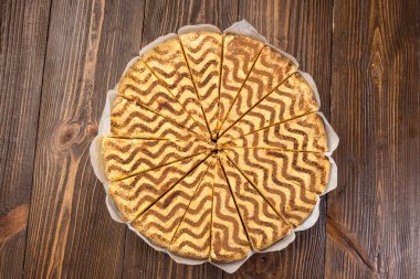 Koyu çikolata vegan kek şekerler ve ahşap zemin üzerine fındık