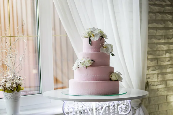結婚式の白いトーンでお祭りの立体ケーキ — ストック写真