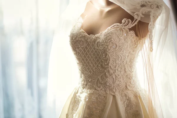 Lindo Vestido Noiva Pendurado Quarto Mulher Preparando Antes Cerimônia — Fotografia de Stock