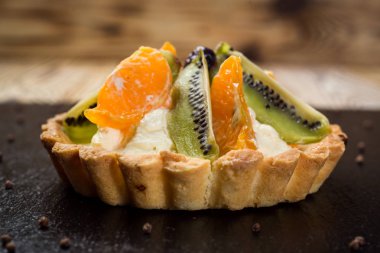 Meyve ile taze ev yapımı meyve tart