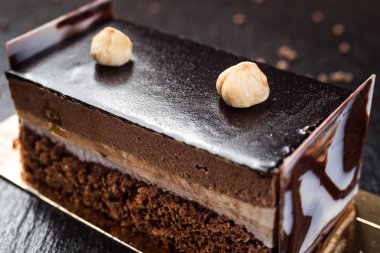 Koyu çikolata vegan kek şekerler ve ahşap zemin üzerine fındık