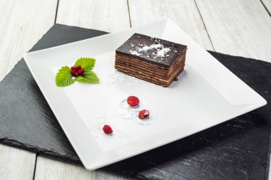 Koyu çikolata vegan kek şekerler ve ahşap zemin üzerine fındık