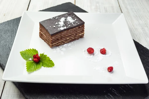 Veganer Kuchen Aus Dunkler Schokolade Mit Bonbons Und Nüssen Auf — Stockfoto