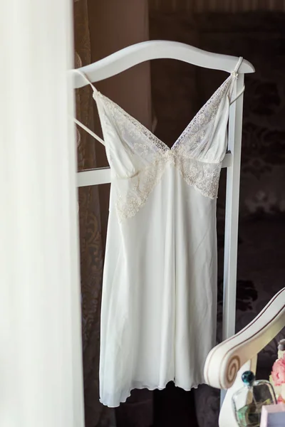 Belle Robe Robe Suspendue Dans Chambre Femme Préparant Avant Cérémonie — Photo