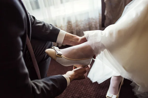 Vőlegény Ruha Menyasszony Lábát Esküvői Cipő — Stock Fotó