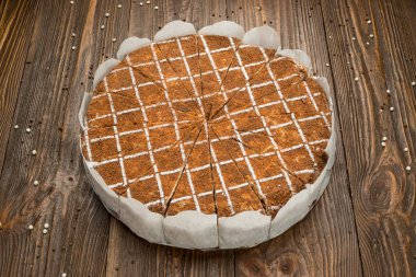 Koyu çikolata vegan kek şekerler ve ahşap zemin üzerine fındık