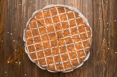 Koyu çikolata vegan kek şekerler ve ahşap zemin üzerine fındık