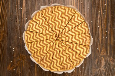 Koyu çikolata vegan kek şekerler ve ahşap zemin üzerine fındık