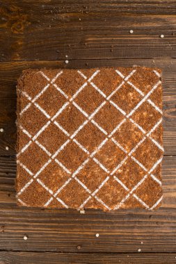 Koyu çikolata vegan kek şekerler ve ahşap zemin üzerine fındık