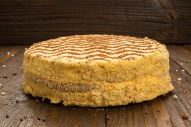 Koyu çikolata vegan kek şekerler ve ahşap zemin üzerine fındık