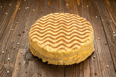 Koyu çikolata vegan kek şekerler ve ahşap zemin üzerine fındık