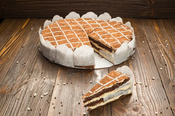 Koyu çikolata vegan kek şekerler ve ahşap zemin üzerine fındık