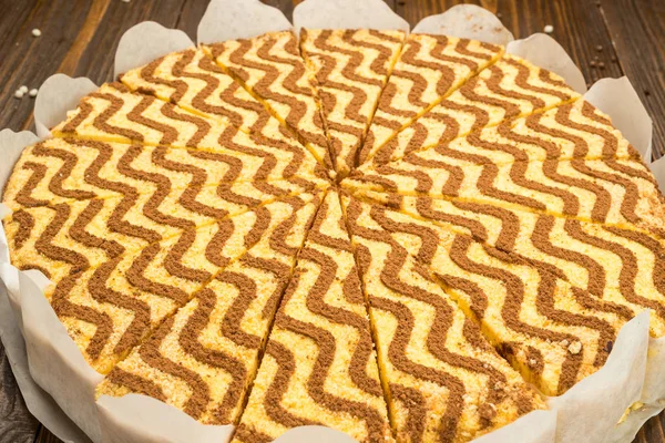 Koyu çikolata vegan kek şekerler ve ahşap zemin üzerine fındık