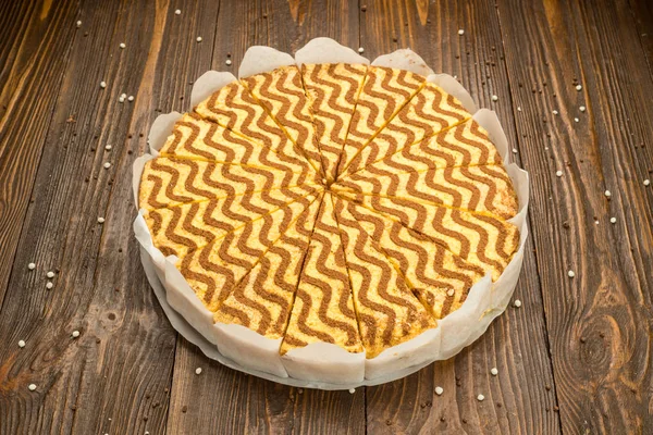 Koyu çikolata vegan kek şekerler ve ahşap zemin üzerine fındık