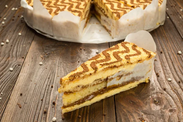 Koyu çikolata vegan kek şekerler ve ahşap zemin üzerine fındık