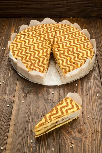 Koyu çikolata vegan kek şekerler ve ahşap zemin üzerine fındık