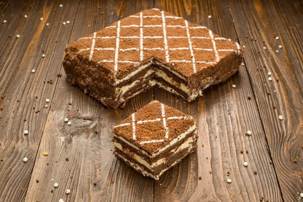 Koyu çikolata vegan kek şekerler ve ahşap zemin üzerine fındık