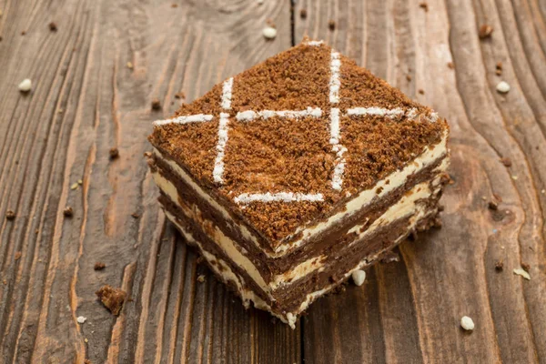 Koyu çikolata vegan kek şekerler ve ahşap zemin üzerine fındık