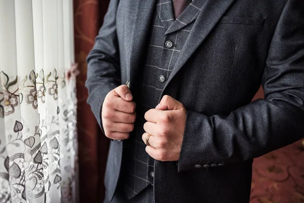 Geschäftsmann Trägt Jacke Männliche Hände Nahaufnahme Bräutigam Bereitet Sich Morgens — Stockfoto