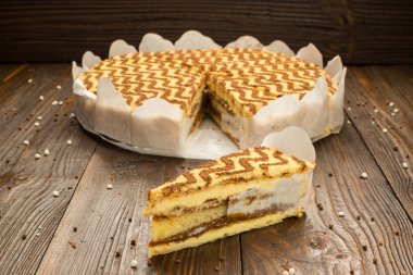 Koyu çikolata vegan kek şekerler ve ahşap zemin üzerine fındık