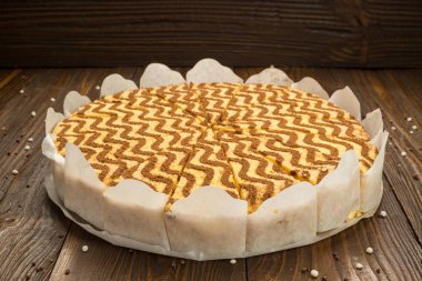 Koyu çikolata vegan kek şekerler ve ahşap zemin üzerine fındık