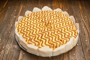 Koyu çikolata vegan kek şekerler ve ahşap zemin üzerine fındık