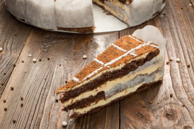 Koyu çikolata vegan kek şekerler ve ahşap zemin üzerine fındık