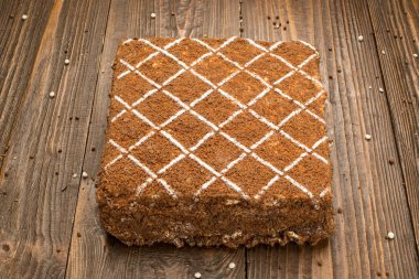 Koyu çikolata vegan kek şekerler ve ahşap zemin üzerine fındık