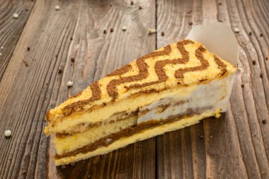 Koyu çikolata vegan kek şekerler ve ahşap zemin üzerine fındık