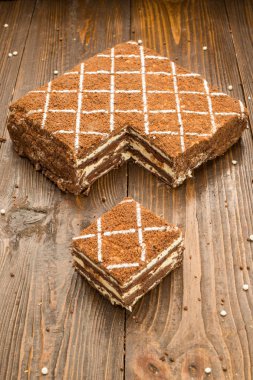 Koyu çikolata vegan kek şekerler ve ahşap zemin üzerine fındık