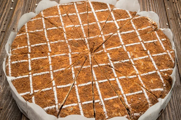 Gâteau Végétalien Chocolat Noir Avec Bonbons Noix Sur Fond Bois — Photo