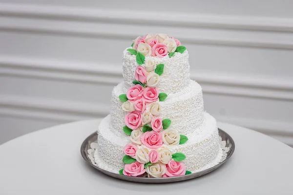 Весільний Святковий Багатоповерховий Торт Білому Тоні — стокове фото