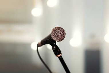 Sahne Alanı'nda bir konser salonu ya da Amerikalı bir mikrofon bir gösterisi sırasında bar (Restoran). 