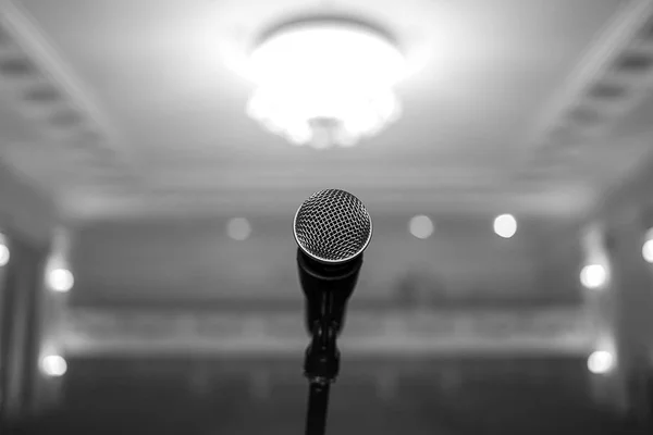 Micrófono Escenario Una Sala Conciertos Bar Americano Restaurante Durante Espectáculo — Foto de Stock