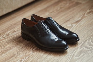 İş adamı ayakkabıları, işe hazırlanan adam, düğün töreninden önceki sabah damat.