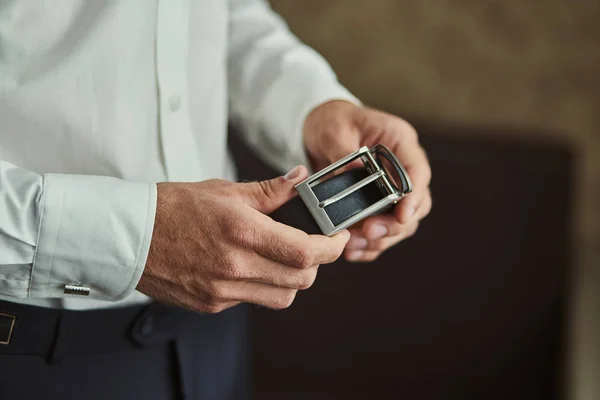 Affärsman Sätta Ett Bälte Mode Och Kläder Koncept Brudgummen Gör — Stockfoto