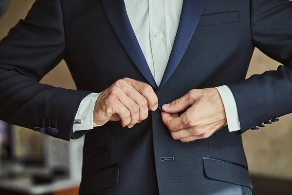 Empresário Usa Uma Jaqueta Mãos Masculinas Close Noivo Preparando Pela — Fotografia de Stock